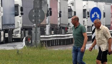 Около двух тысяч авто стоит на границе Беларуси и Польши